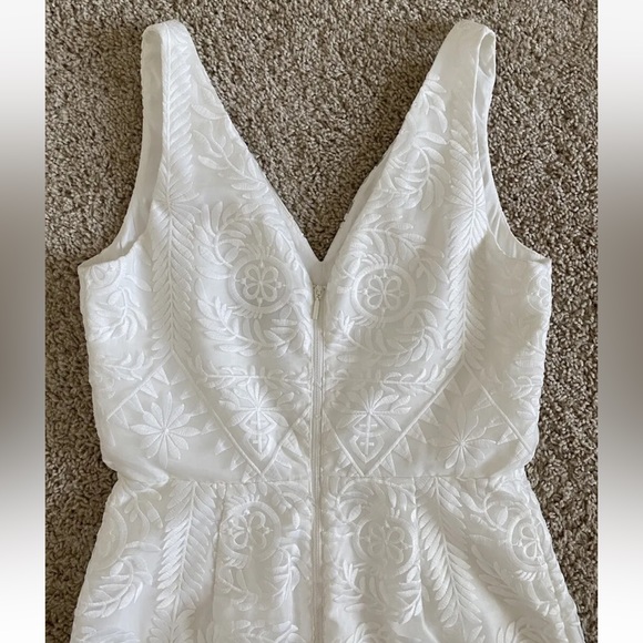 Finders Keepers Women’s White Embroidered V-Neck Mini Dress Size Medium - Picture 5 of 10